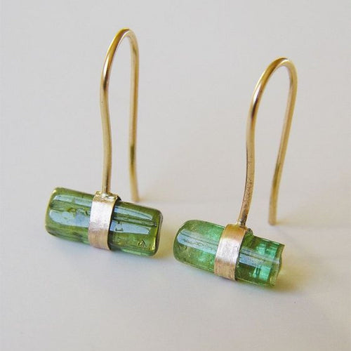 Barre Verte | Boucles d'oreilles dorées avec barre en pierre verte – Vue 01