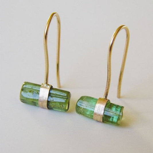 Barre Verte | Boucles d'oreilles dorées avec barre en pierre verte – Vue 01