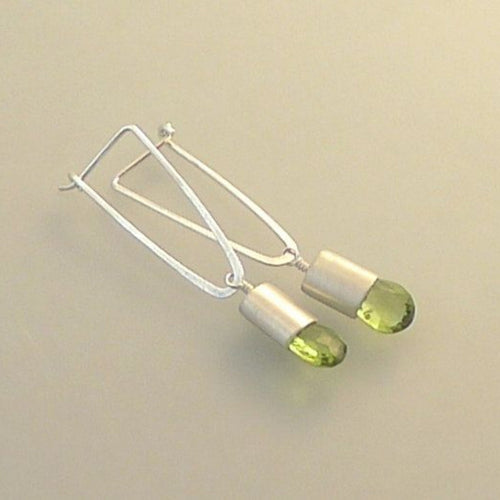 Ligne d'Olive | Boucles d'oreilles argentées avec pierre vert olive – Vue 01
