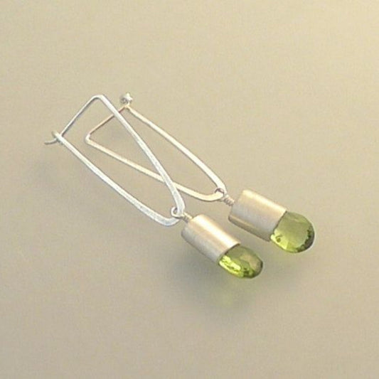 Ligne d'Olive | Boucles d'oreilles argentées avec pierre vert olive – Vue 01