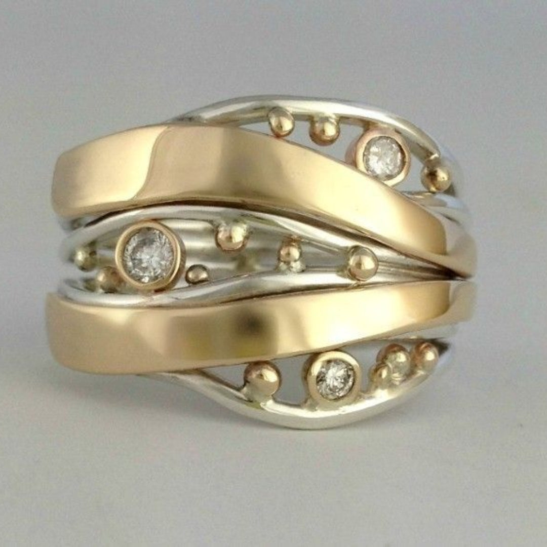 Tresse Ondulée | Bague large dorée avec petites pierres claires – Vue 01
