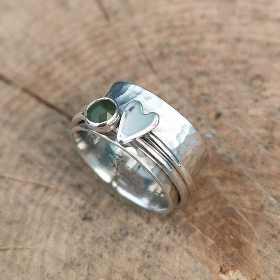 Bague large argentée avec cœur et pierre verte ronde