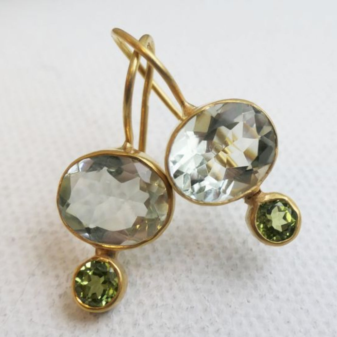 Duo Verdoyant | Boucles d'oreilles dorées avec grande pierre vert clair et petite pierre vert foncé – Vue 01
