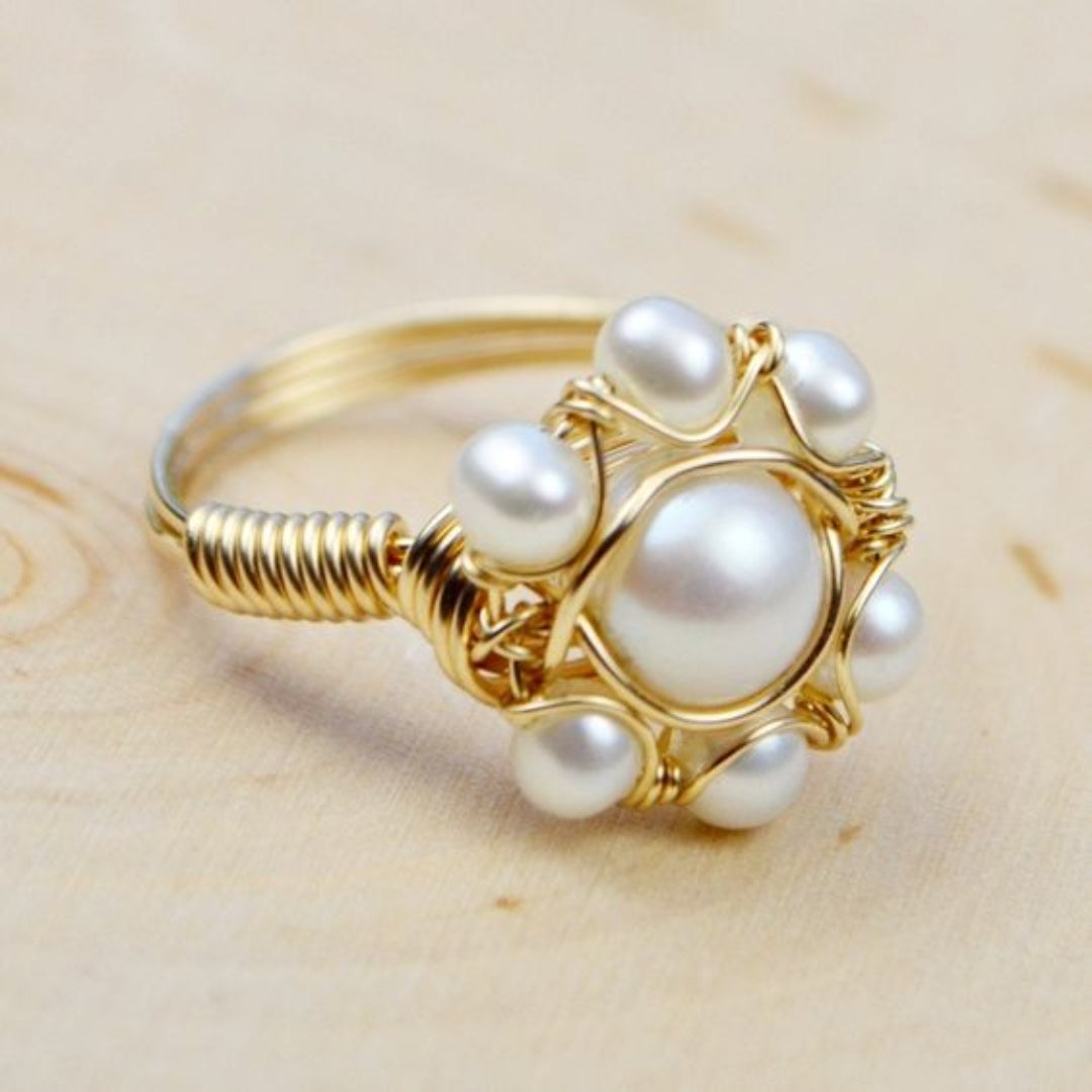 Couronne Perlée | Bague dorée avec perles blanches – Vue 01