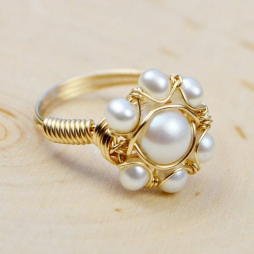Couronne Perlée | Bague dorée avec perles blanches – Vue 01