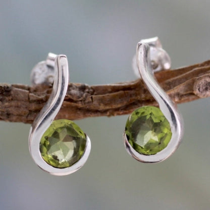 Courbe Verte | Boucles d'oreilles argentées avec pierre vert olive – Vue 01