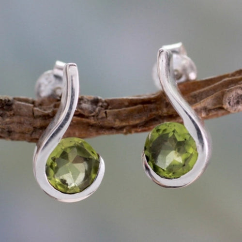 Courbe Verte | Boucles d'oreilles argentées avec pierre vert olive – Vue 01