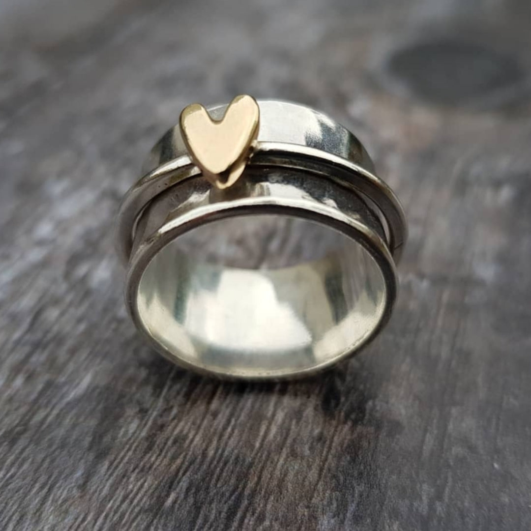 Cœur Tournant | Bague tournante large argentée avec cœur doré – Vue 01
