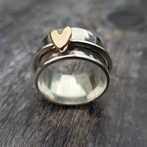 Cœur Tournant | Bague tournante large argentée avec cœur doré – Vue 01