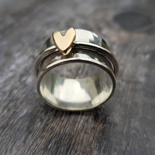 Cœur Tournant | Bague tournante large argentée avec cœur doré – Vue 01