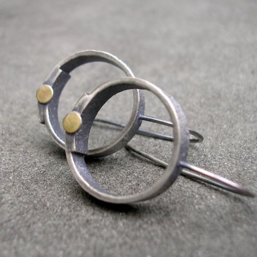 Duo d'Anneaux | Boucles d'oreilles géométriques avec anneau et point doré – Vue 01