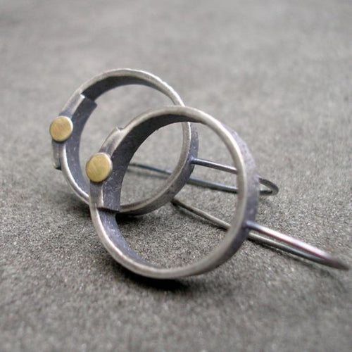 Duo d'Anneaux | Boucles d'oreilles géométriques avec anneau et point doré – Vue 01