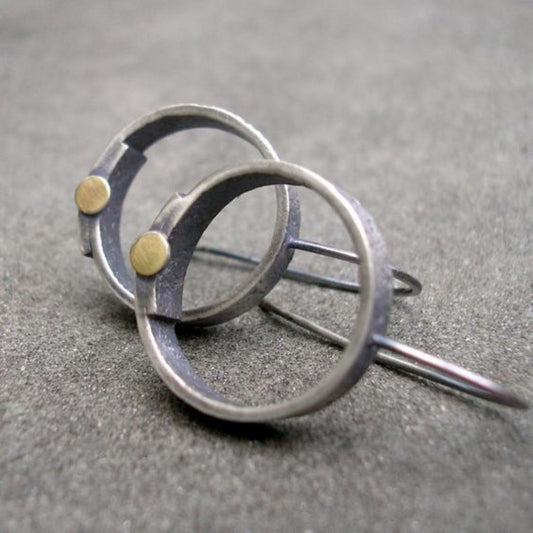 Duo d'Anneaux | Boucles d'oreilles géométriques avec anneau et point doré – Vue 01