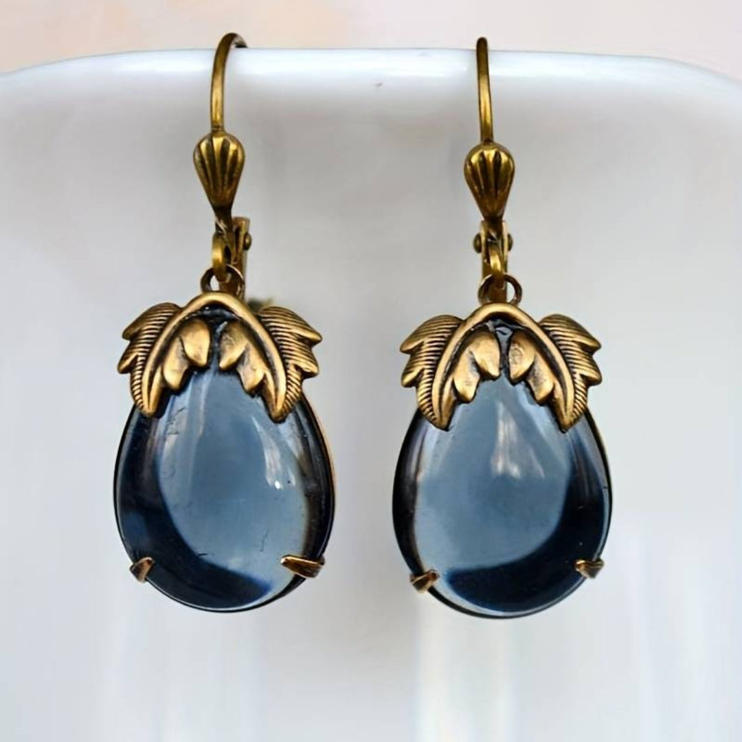 Goutte de Feuille | Boucles d'oreilles dorées avec pierre bleue en forme de goutte – Vue 01
