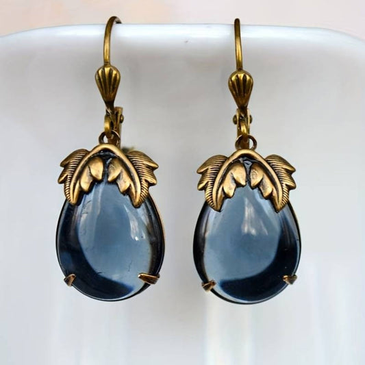 Goutte de Feuille | Boucles d'oreilles dorées avec pierre bleue en forme de goutte – Vue 01