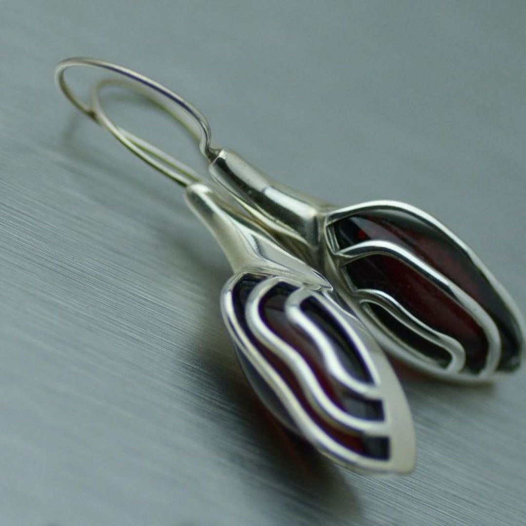 Veine Rouge | Boucles d'oreilles allongées avec pierre rouge foncé – Vue 01