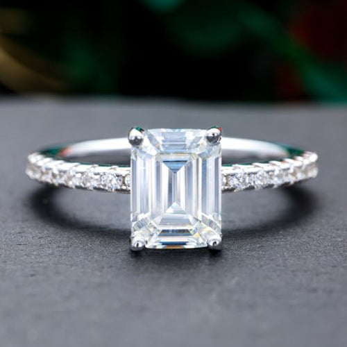 Colonne Claire | Bague argentée avec pierre claire allongée – Vue 01