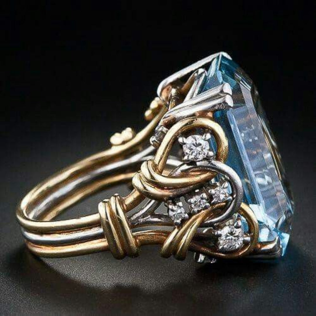 Cœur Marin | Bague dorée avec grande pierre bleu clair – Vue 01