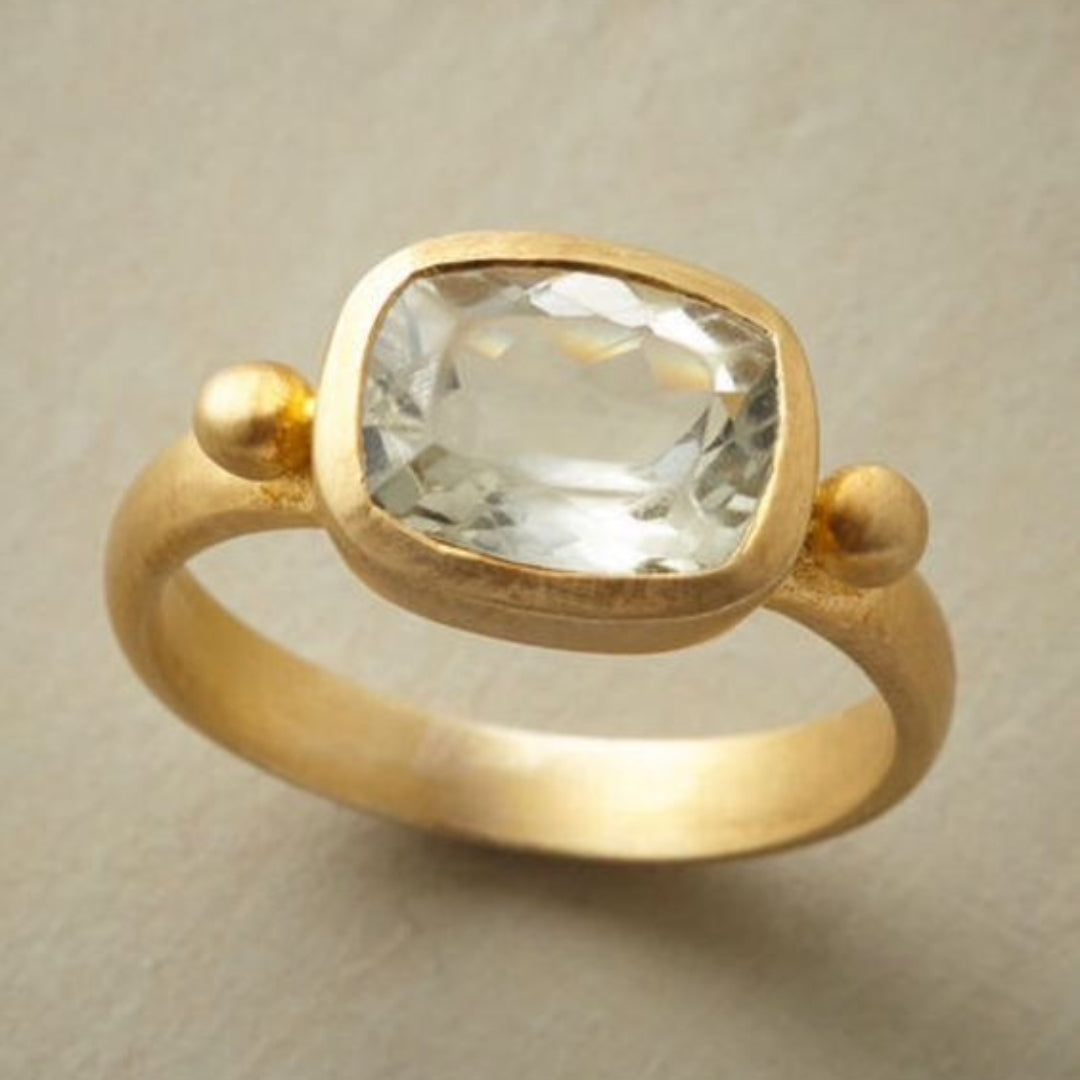 Barre Lumineuse | Bague dorée avec pierre claire rectangulaire – Vue 01