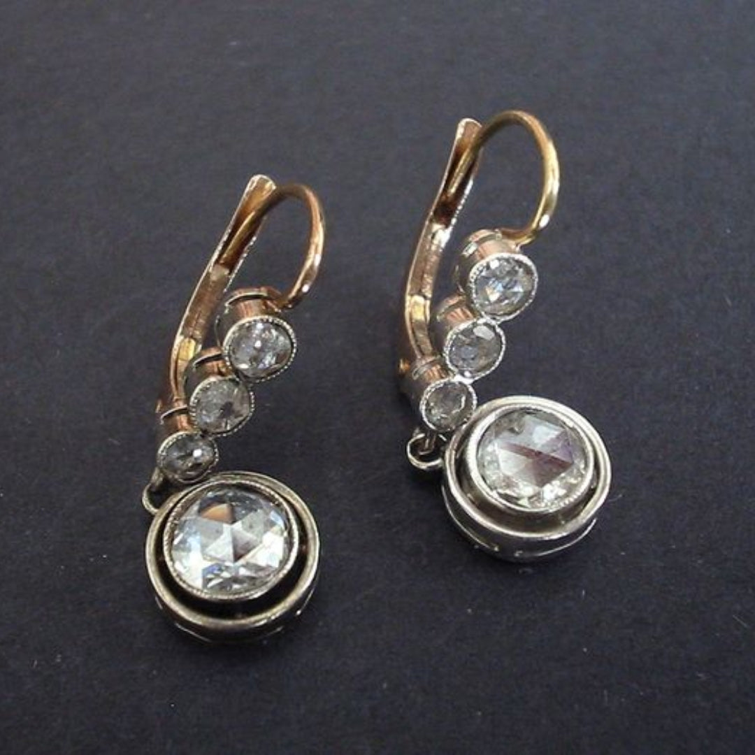 Cascade Claire | Boucles d'oreilles en deux teintes de métal avec quatre pierres claires – Vue 01