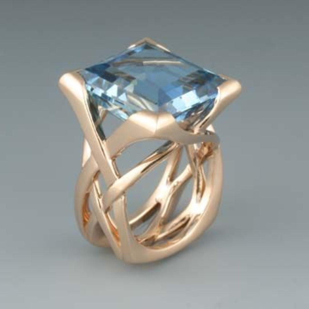 Carreau de Glace | Bague en or rose avec pierre bleu clair – Vue 01