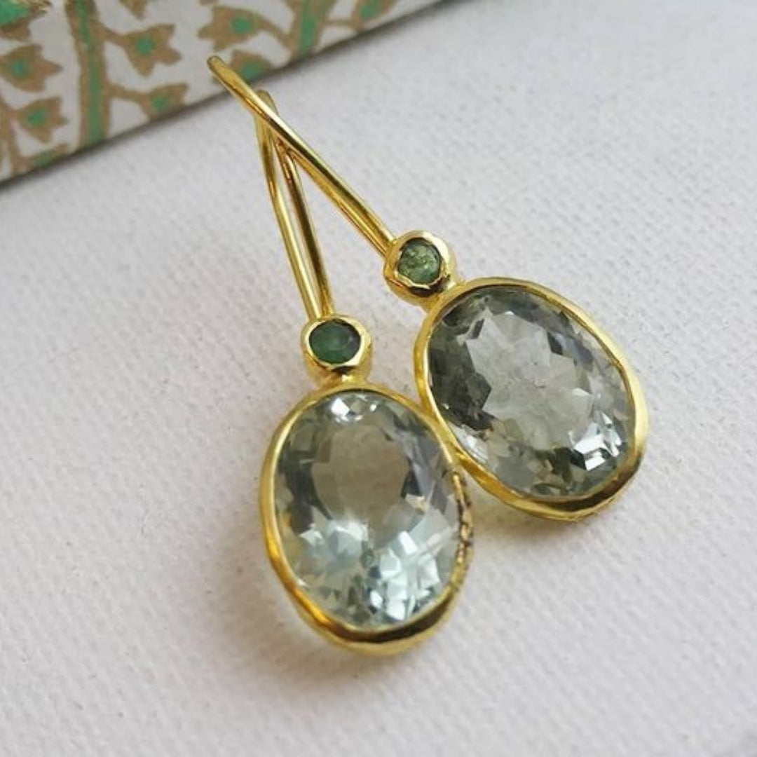 Facette Verte | Boucles d'oreilles dorées avec grande pierre vert clair facettée – Vue 01