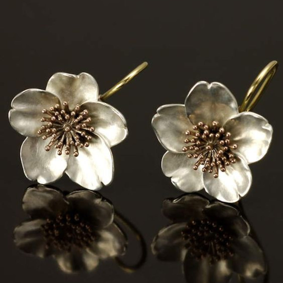 Fleur de Pommier | Boucles d'oreilles fleurs à l'allure argentée – Vue 01