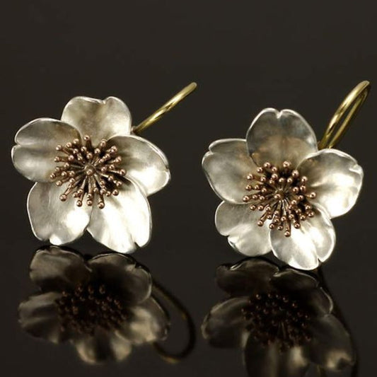 Fleur de Pommier | Boucles d'oreilles fleurs à l'allure argentée – Vue 01