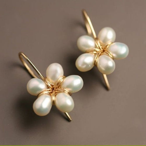 Fleur à Cinq Pétales | Boucles d'oreilles dorées avec cinq détails blancs en forme de fleur – Vue 01