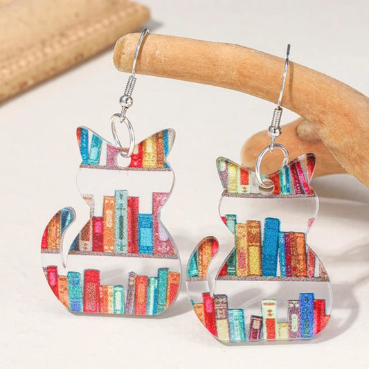 Chat Lecteur | Boucles d'oreilles colorées à motif de chat et de livre – Vue 01