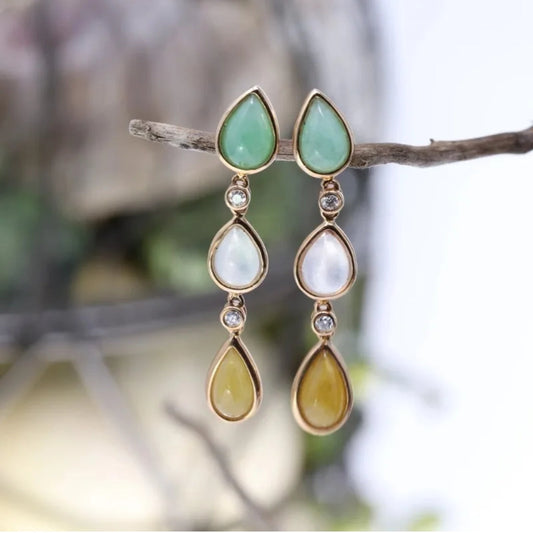 Cascade Colorée | Boucles d'oreilles dorées avec pierres vertes, blanches et jaunes – Vue 01