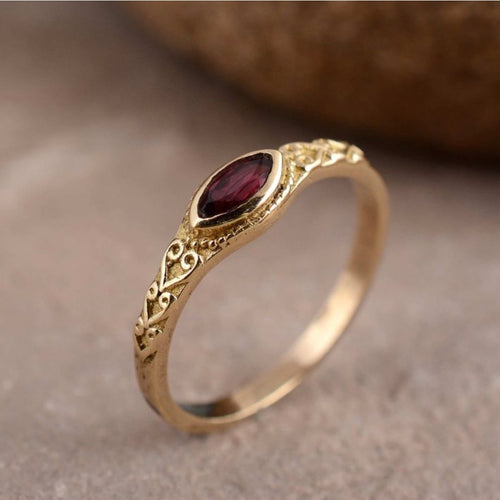 Lueur de Goutte | Bague fine dorée avec pierre rouge foncé – Vue 01