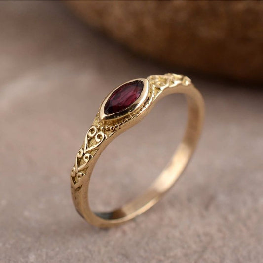 Lueur de Goutte | Bague fine dorée avec pierre rouge foncé – Vue 01