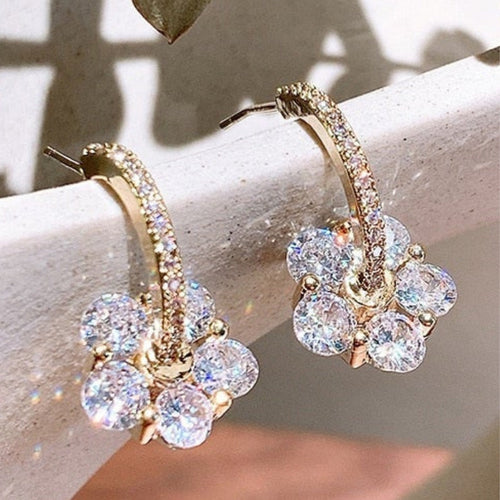 Fleur Claire | Boucles d'oreilles dorées avec fleur claire – Vue 01
