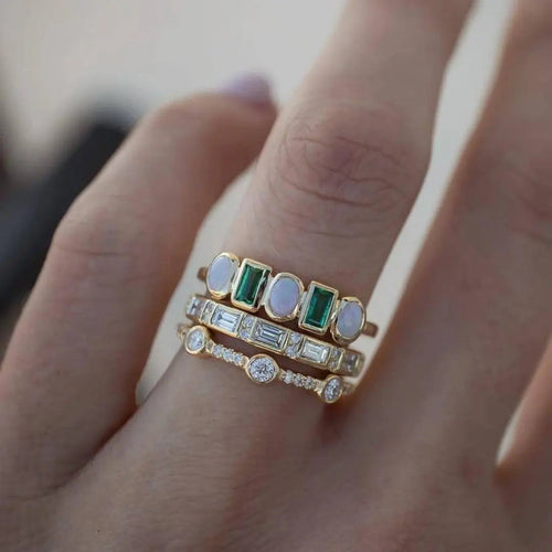 Jeu de Lumière | Bague argentée avec pierres claires et vertes – Vue 01