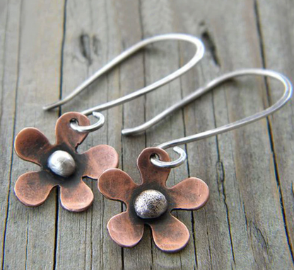 Fleur de Cuivre | Boucles d'oreilles avec fleur cuivrée et centre clair – Vue 02