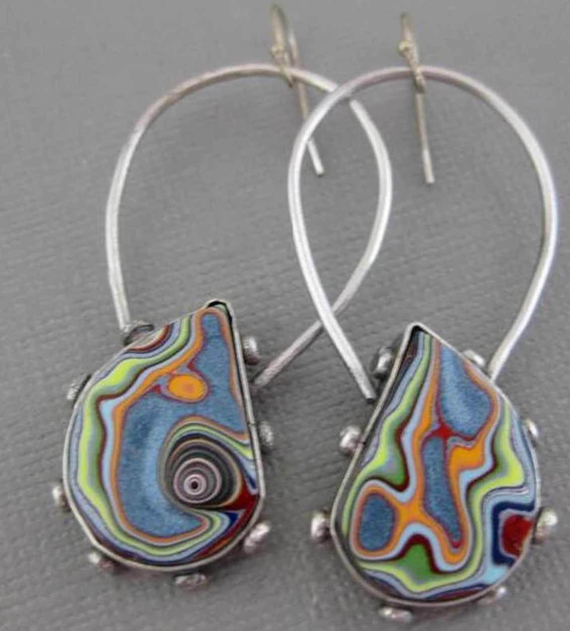 Goutte Tourbillon | Boucles d'oreilles argentées à motif de tourbillon coloré – Vue 02