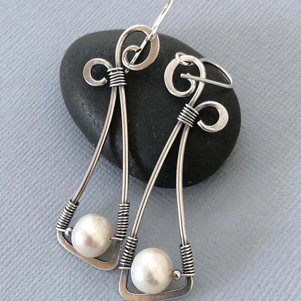 Spirale de Fil | Boucles d'oreilles argentées avec fil torsadé et perle blanche – Vue 01