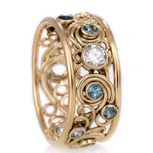 Torsade Sonore | Bague dorée à motif ajouré et pierres bleues – Vue 01