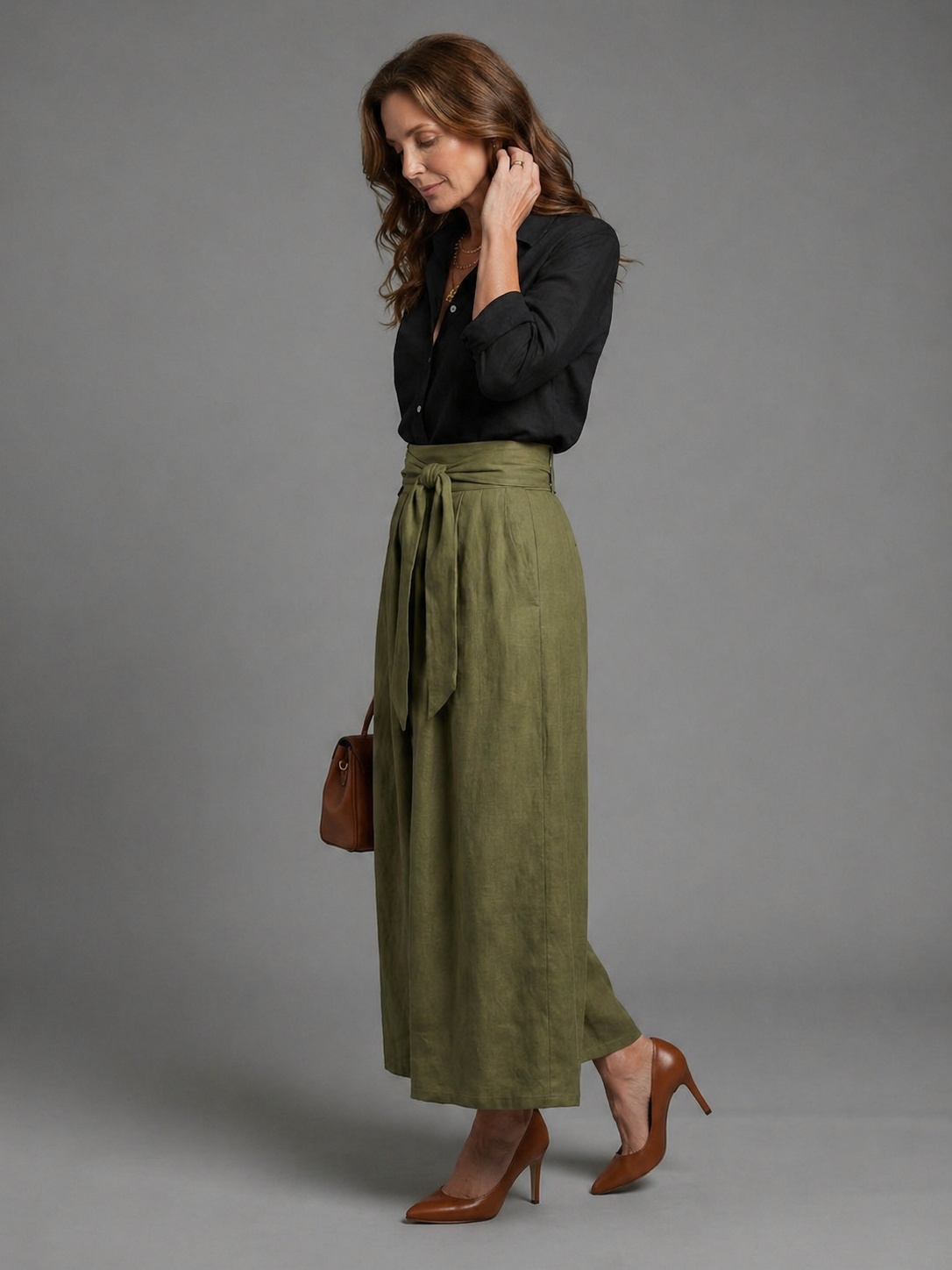 Femme portant un ensemble deux pièces avec chemisier boutonné et jupe midi