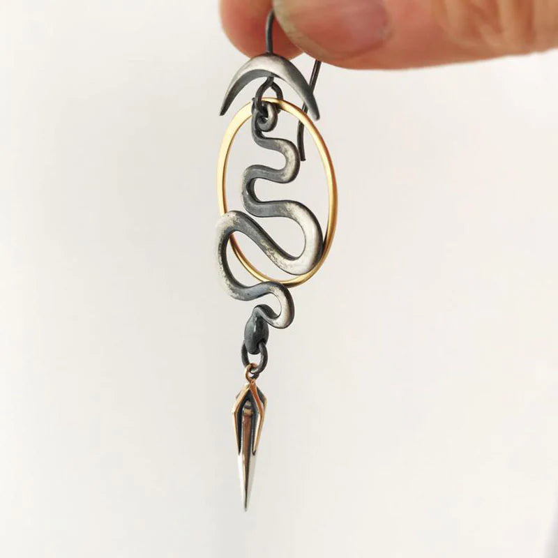 Spirale Serpent | Boucles d'oreilles dorées en forme de spirale torsadée – Vue 02
