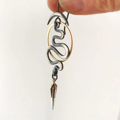 Spirale Serpent | Boucles d'oreilles dorées en forme de spirale torsadée – Vue 02