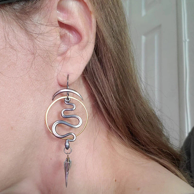 Spirale Serpent | Boucles d'oreilles dorées en forme de spirale torsadée – Vue 04