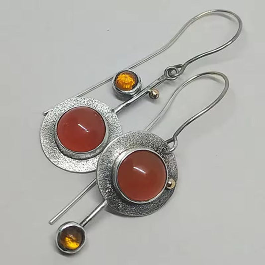Disque d'Ambre | Boucles d'oreilles asymétriques avec pierres rouges et dorées – Vue 01