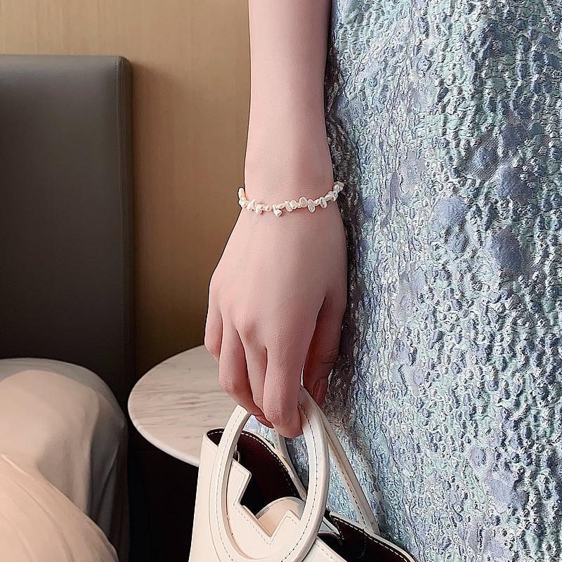 Célestine | Bracelet avec petits détails blancs irréguliers – Vue 04