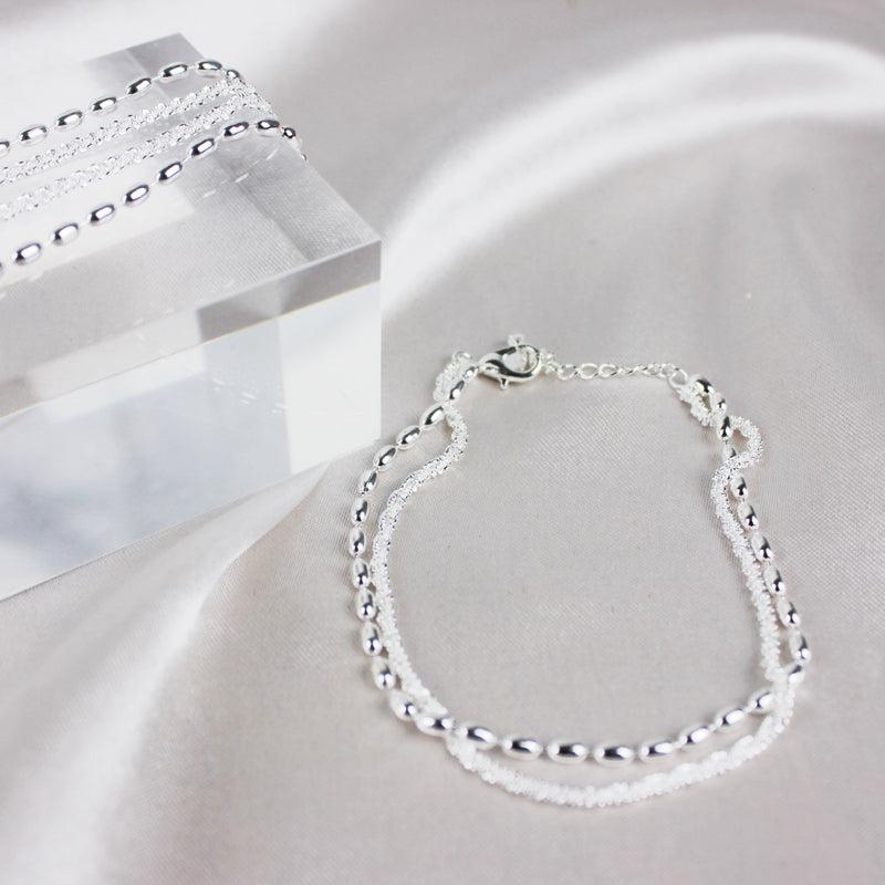 Pluie d'Argent | Bracelet argenté avec rangée de perles et chaîne facettée – Vue 06