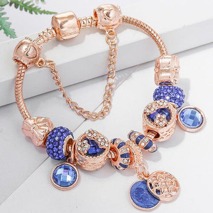 Ton Bleu | Bracelet à breloques or rose avec perles bleues – Vue 01