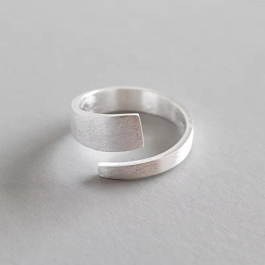 Ligne Pure | Bague ouverte argentée à surface mate – Vue 01