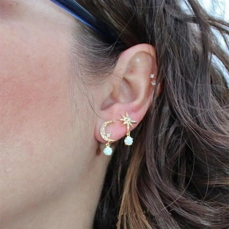 Ciel Nocturne | Boucles d'oreilles dorées avec lune et étoile – Vue 02