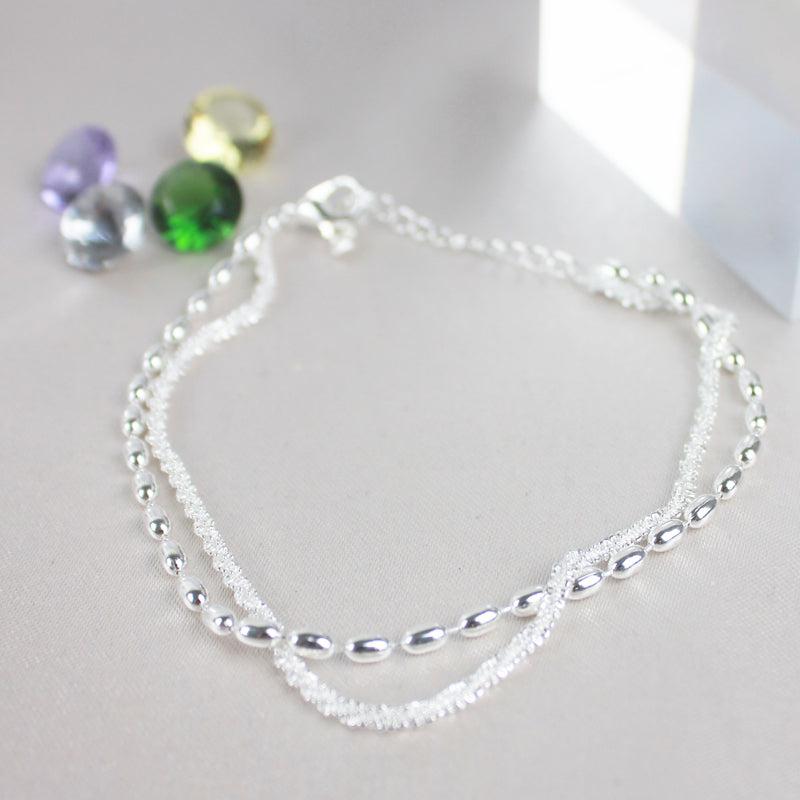 Pluie d'Argent | Bracelet argenté avec rangée de perles et chaîne facettée – Vue 02